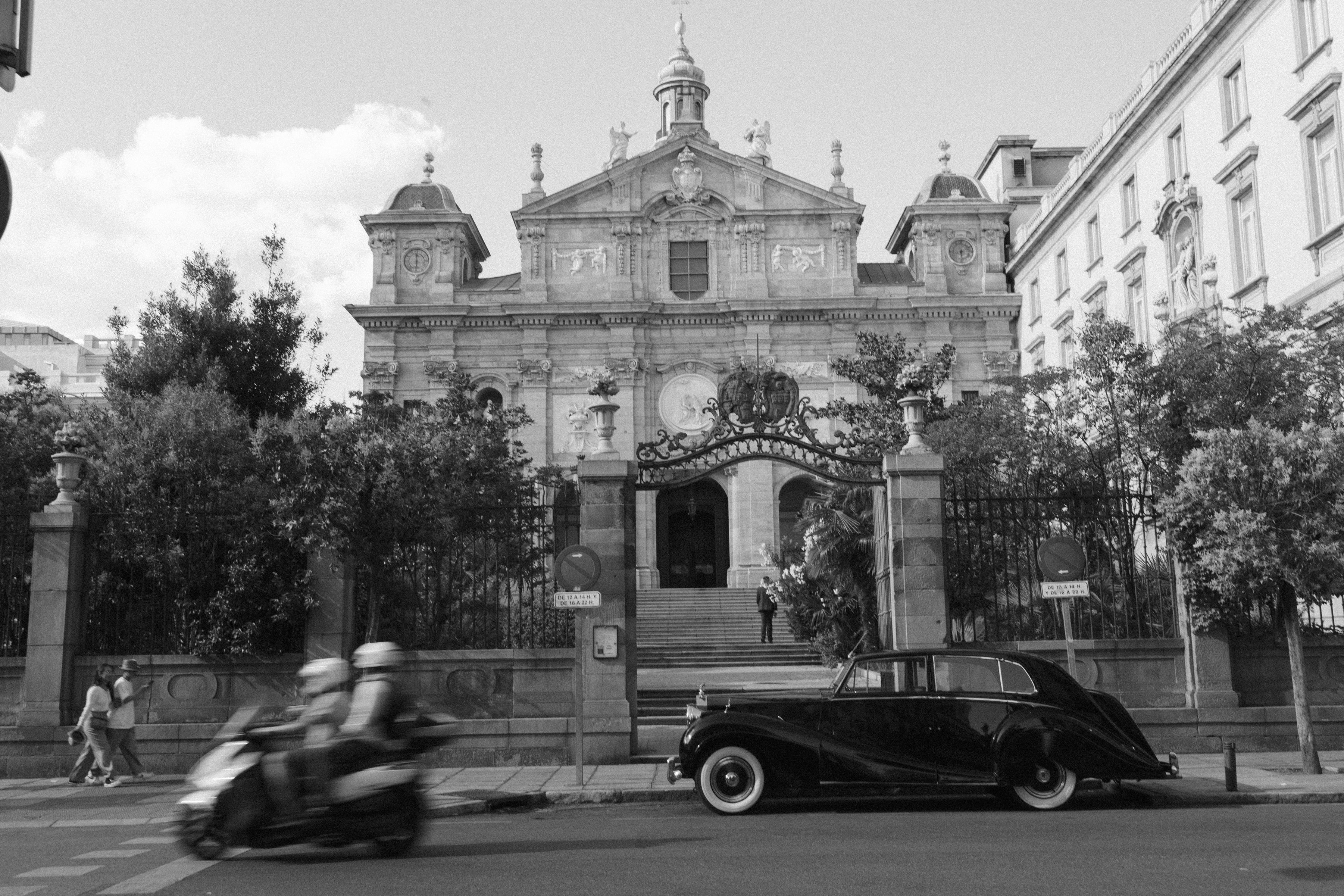 Iglesia con Rolls Royce
