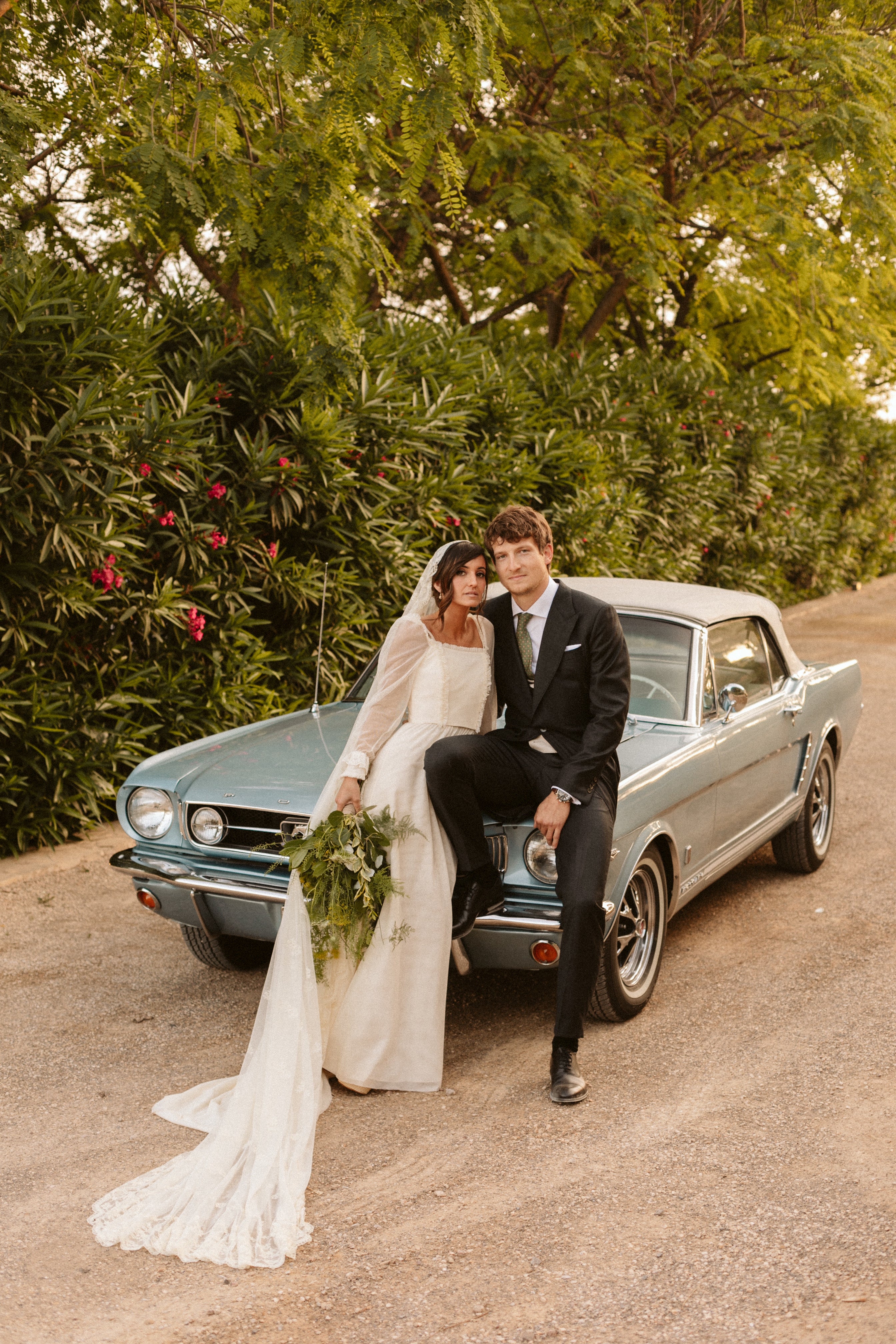 Novios con coche clásico